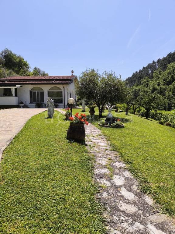 casa indipendente in vendita a Massa in zona Mirteto