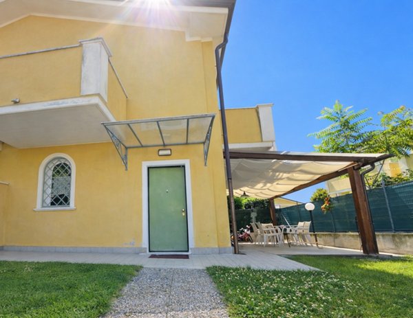 casa indipendente in vendita a Massa in zona Quercioli