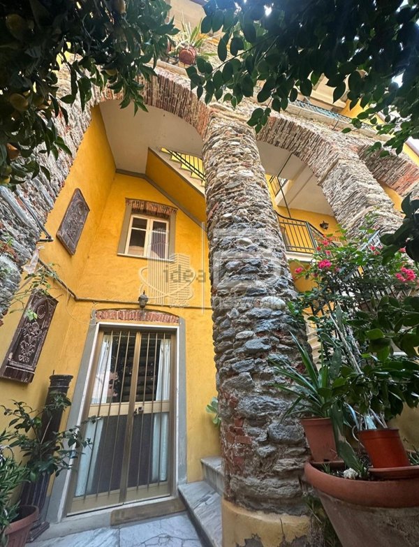 casa indipendente in vendita a Massa