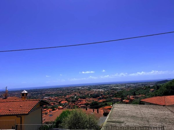 appartamento in vendita a Massa in zona Pariana