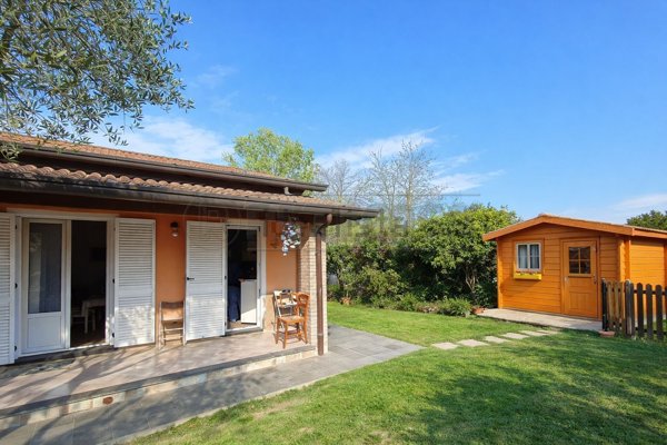 casa indipendente in vendita a Massa in zona Poveromo