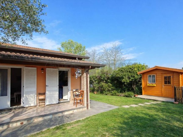 casa indipendente in vendita a Massa in zona Poveromo