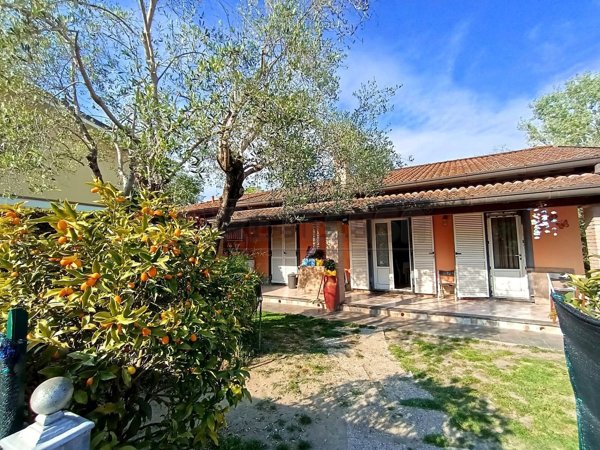 casa indipendente in vendita a Massa in zona Poveromo