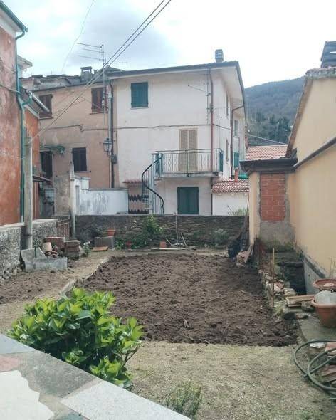 casa indipendente in vendita a Massa in zona Altagnana