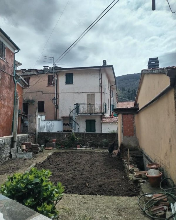 casa indipendente in vendita a Massa in zona Altagnana