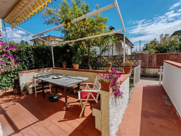 casa indipendente in vendita a Massa in zona Marina di Massa