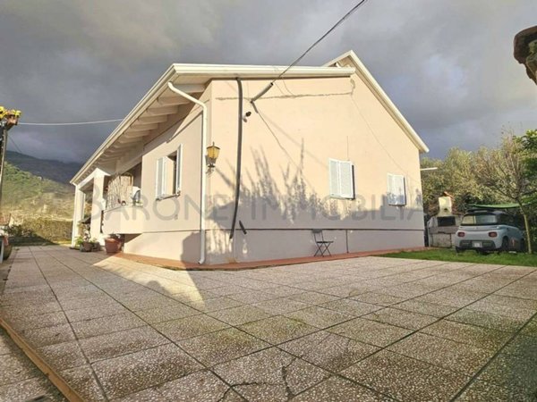 casa indipendente in vendita a Massa in zona Mirteto