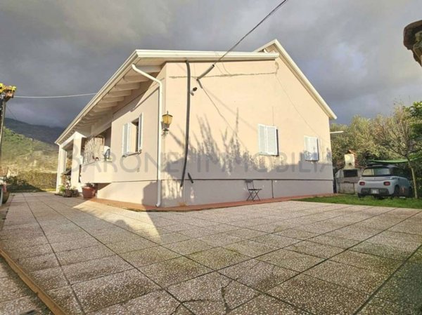 casa indipendente in vendita a Massa in zona Castagnola