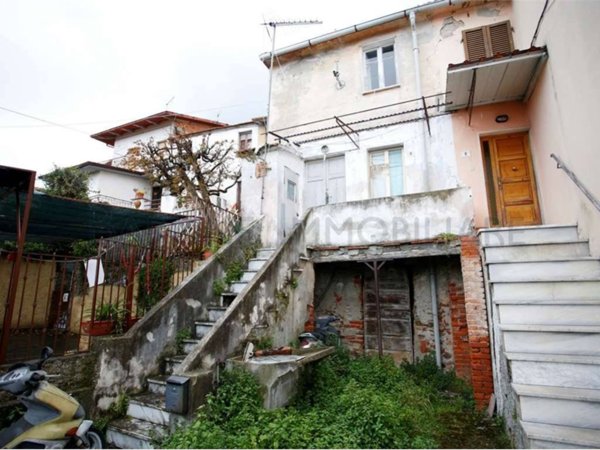 casa indipendente in vendita a Massa