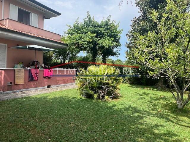 casa indipendente in vendita a Massa
