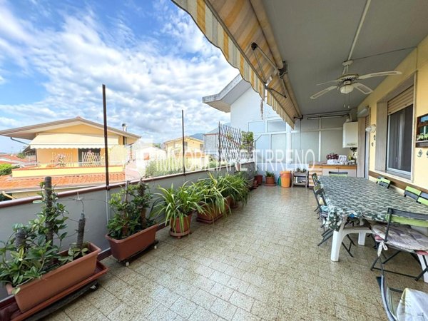 appartamento in vendita a Massa in zona Marina di Massa