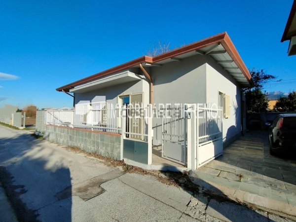 casa indipendente in vendita a Massa in zona Marina di Massa