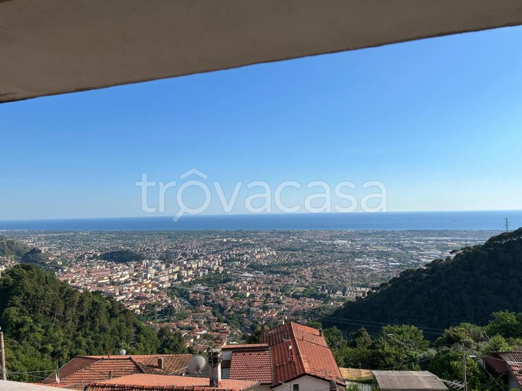 casa indipendente in vendita a Massa in zona Bergiola Maggiore