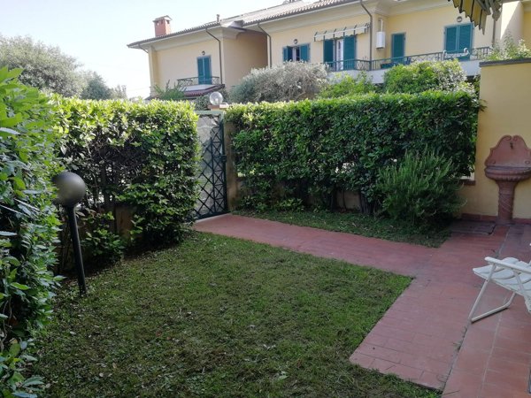 appartamento in vendita a Massa in zona Marina di Massa