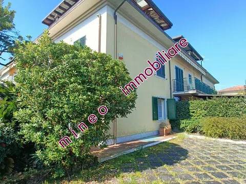 appartamento in vendita a Massa in zona Marina dei Ronchi