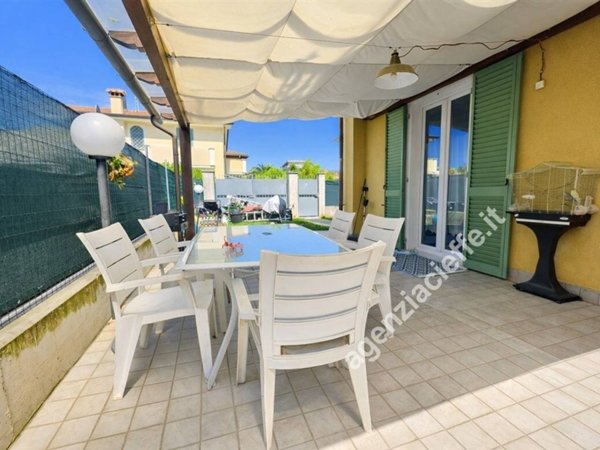 casa indipendente in vendita a Massa in zona Marina di Massa