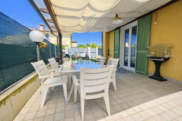 casa indipendente in vendita a Massa in zona Quercioli