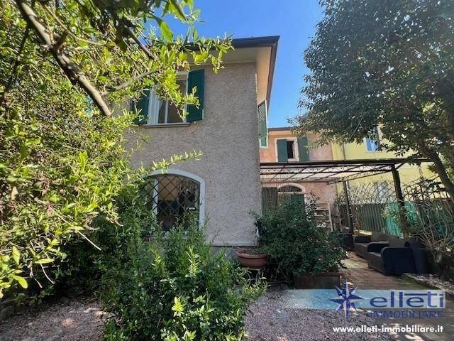 casa indipendente in vendita a Massa in zona Marina di Massa