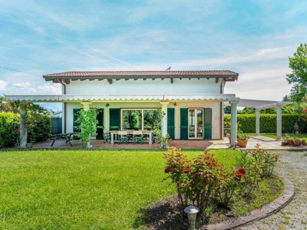 casa indipendente in vendita a Massa in zona Poveromo