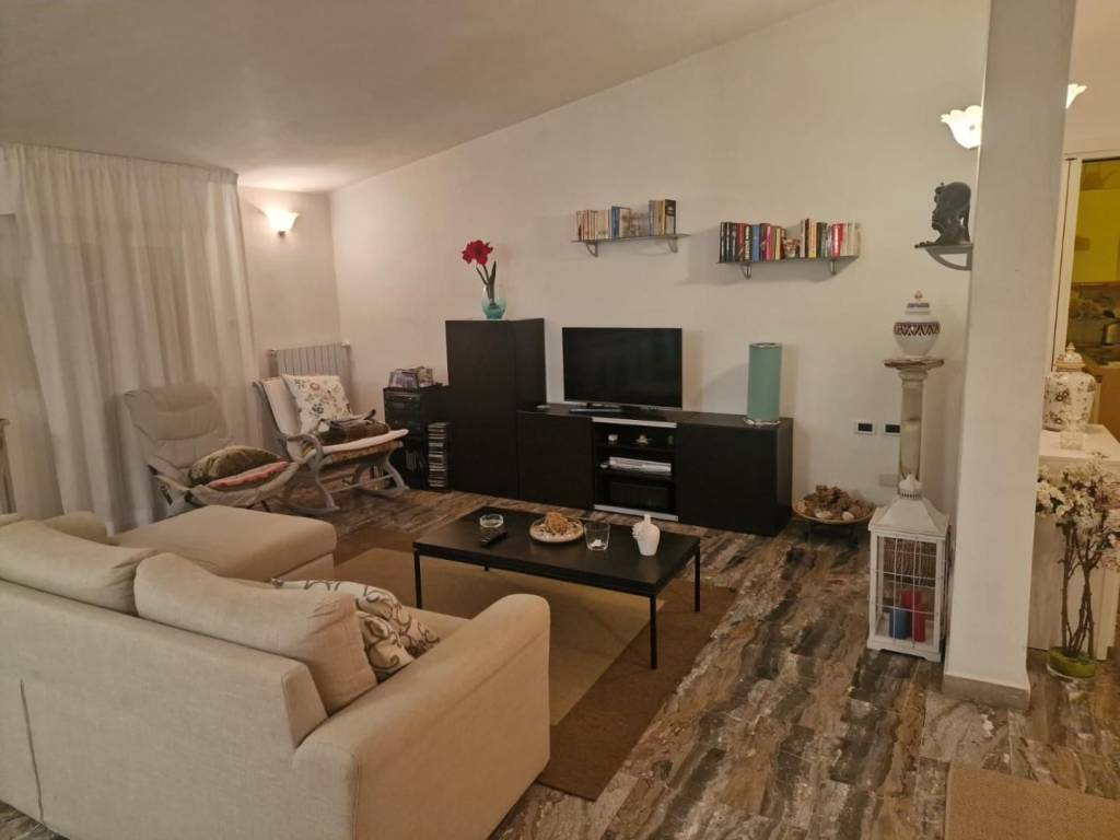appartamento in vendita a Massa in zona Marina di Massa