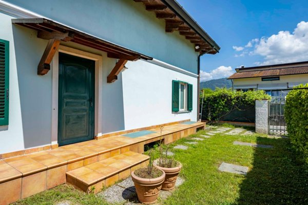 casa indipendente in vendita a Massa in zona Poveromo