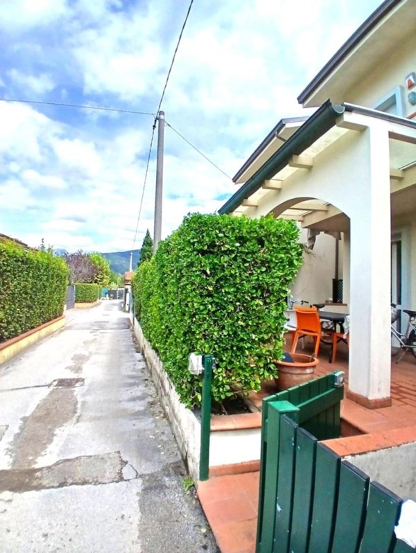 casa indipendente in vendita a Massa