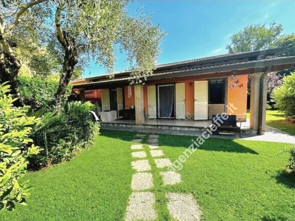 casa indipendente in vendita a Massa in zona Poveromo