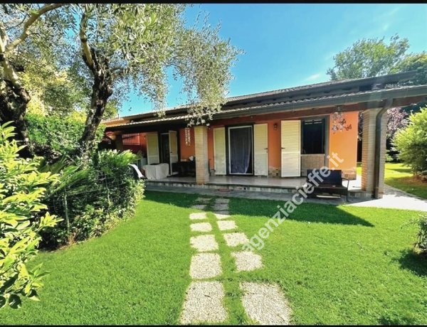 casa indipendente in vendita a Massa in zona Poveromo