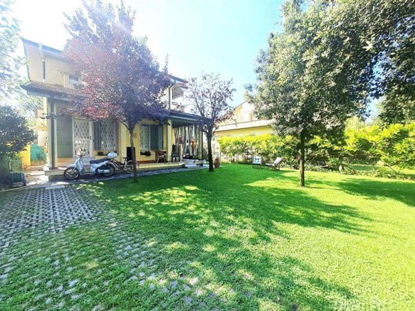 casa indipendente in vendita a Massa in zona Poveromo