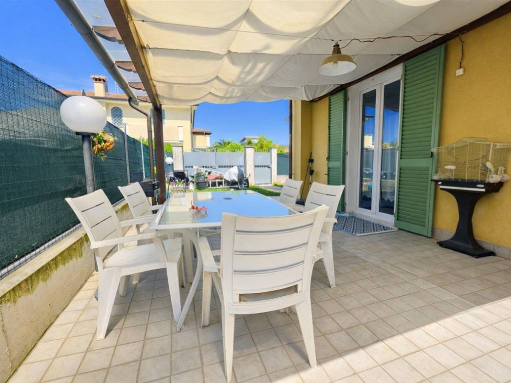 casa indipendente in vendita a Massa in zona Marina di Massa
