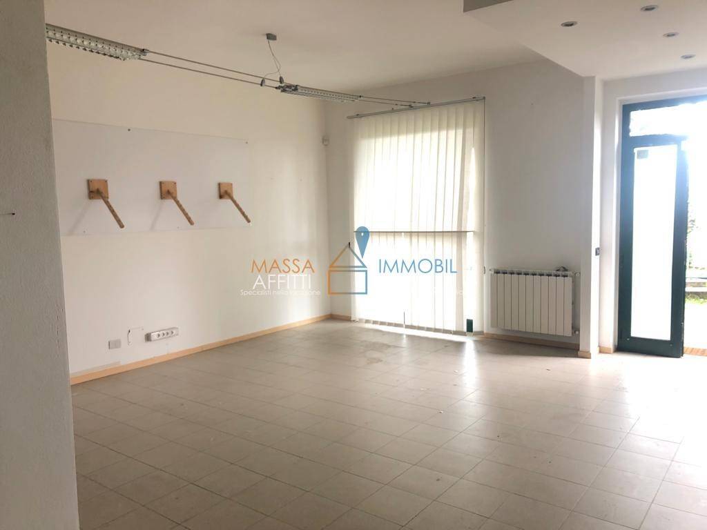 negozio in vendita a Massa in zona Mirteto