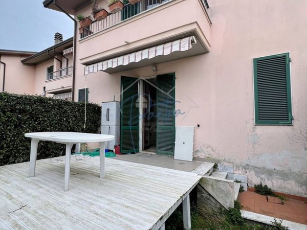 casa indipendente in vendita a Massa in zona Marina di Massa