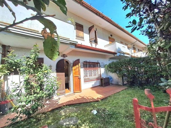 casa indipendente in vendita a Massa in zona Marina di Massa