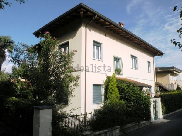 casa indipendente in vendita a Massa in zona Marina dei Ronchi
