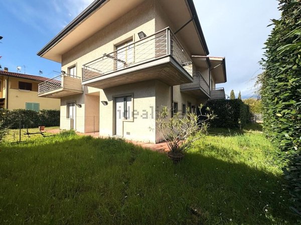 casa indipendente in vendita a Massa in zona Marina dei Ronchi