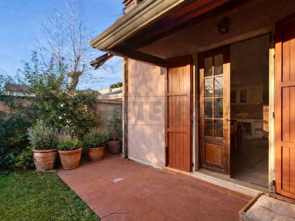 casa indipendente in vendita a Massa in zona Poveromo