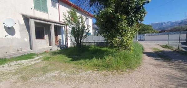 casa indipendente in vendita a Massa