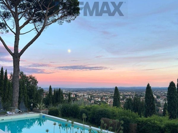 casa indipendente in vendita a Massa
