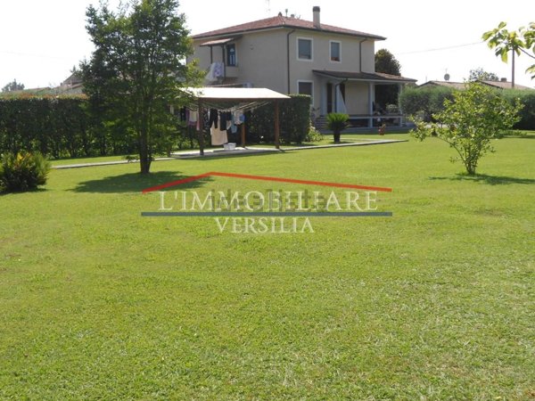 casa indipendente in vendita a Massa in zona Marina di Massa