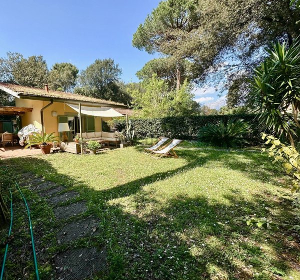 casa indipendente in vendita a Massa in zona Poveromo