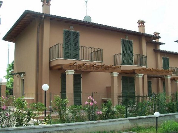 casa indipendente in vendita a Massa