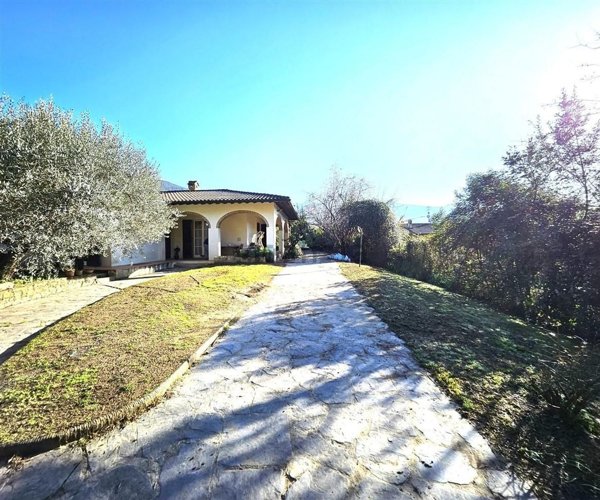 casa indipendente in vendita a Massa