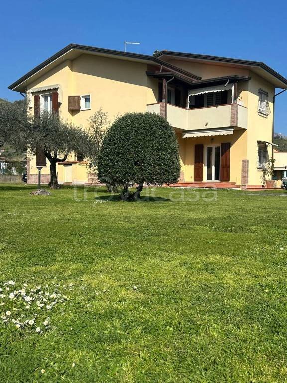 casa indipendente in vendita a Massa in zona Romagnano