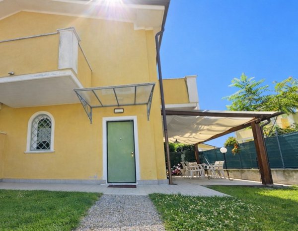 casa indipendente in vendita a Massa in zona Quercioli