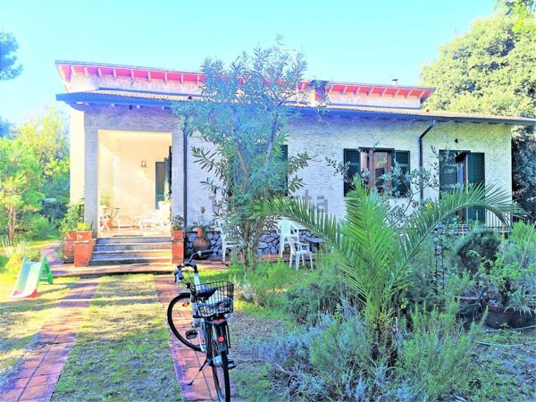 casa indipendente in vendita a Massa in zona Marina di Massa