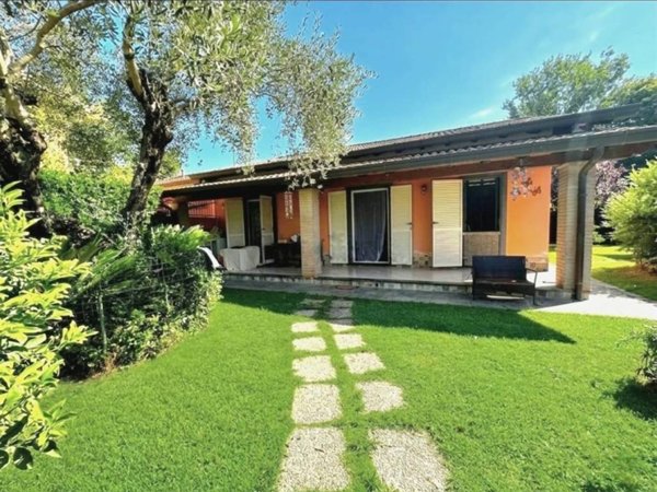 casa indipendente in vendita a Massa in zona Poveromo