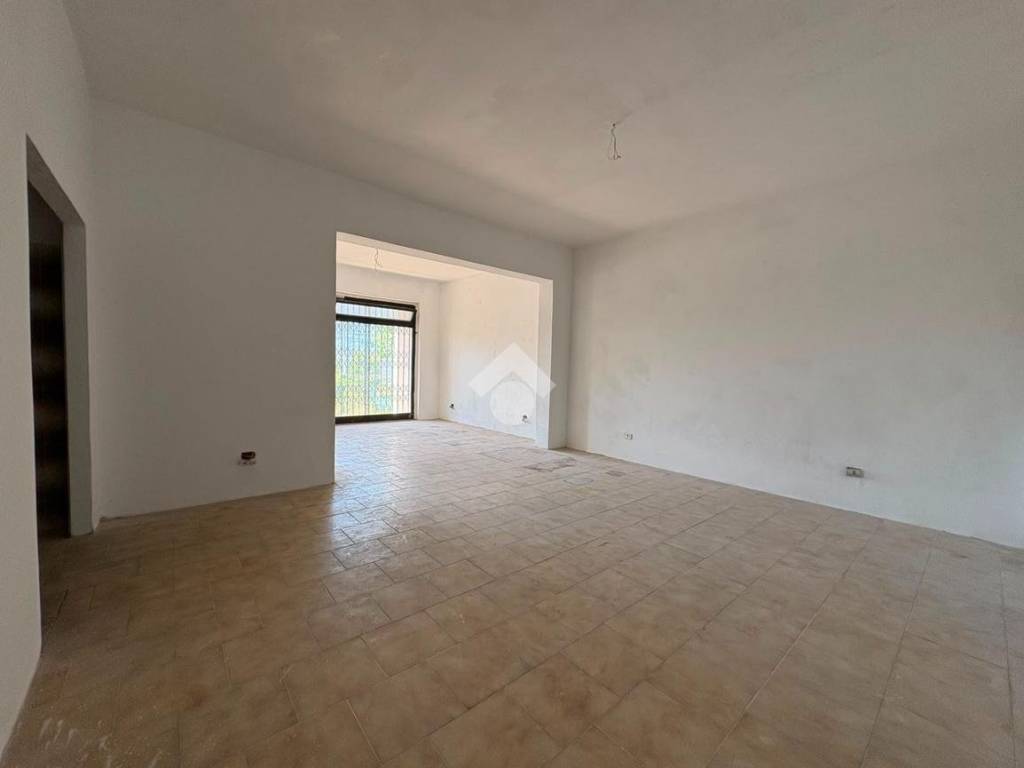 negozio in vendita a Massa in zona Romagnano