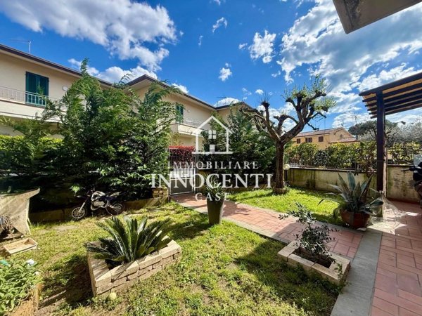 casa indipendente in vendita a Massa in zona Quercioli