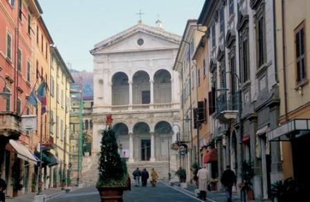 locale commerciale in vendita a Massa in zona Centro Storico