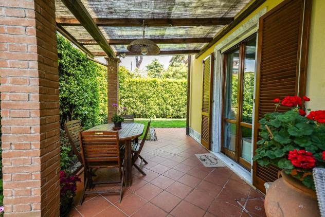 casa indipendente in vendita a Massa in zona Marina dei Ronchi
